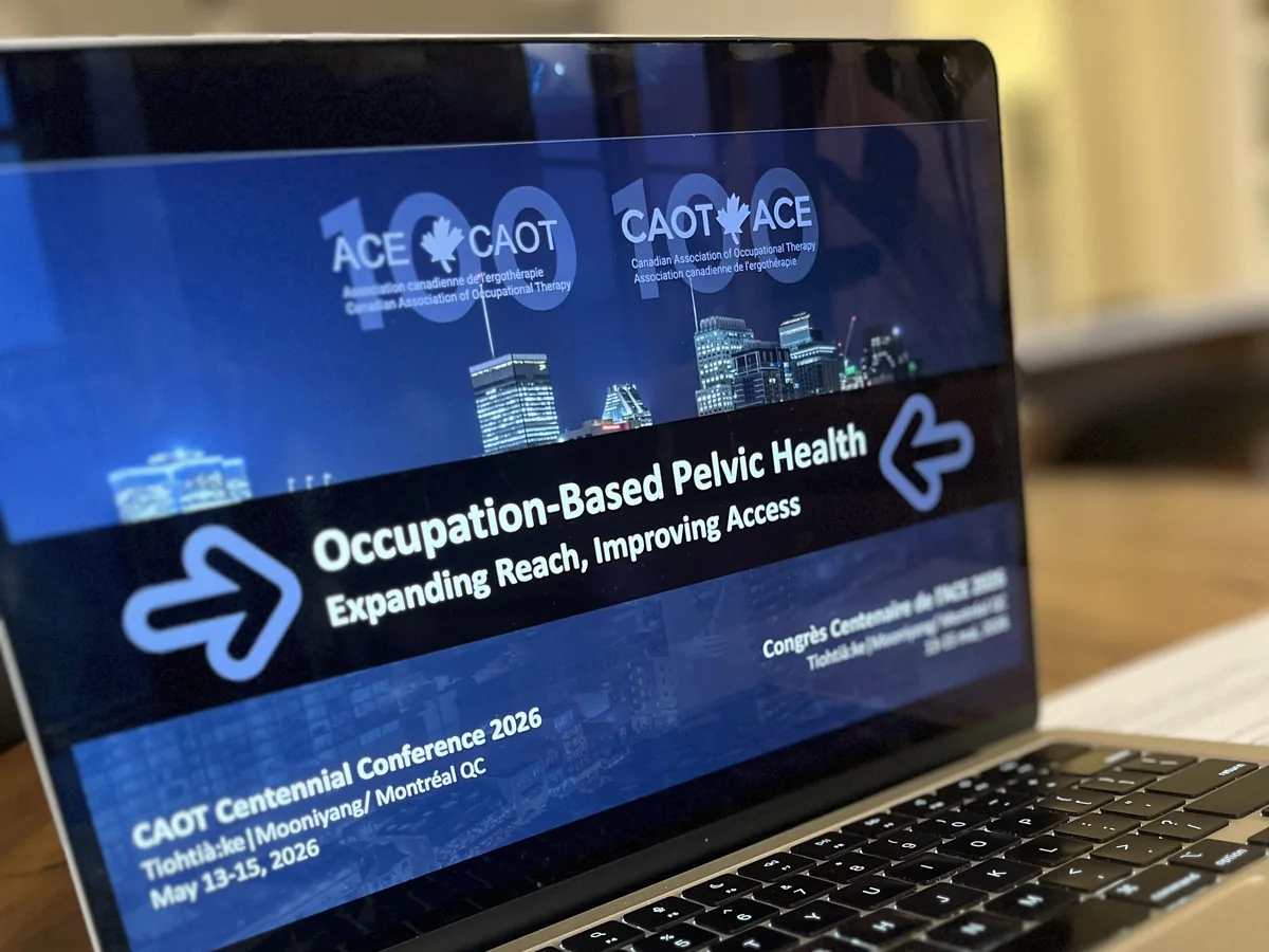 Un portable ouvert sur la diapo titre « Occupation-Based Pelvic Health: Expanding Reach, Improving Access », au congrès du centenaire de l'ACE, à Montréal, du 13 au 15 mai 2026